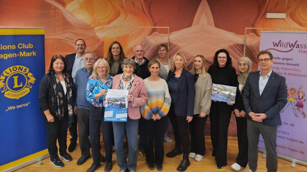 Gruppenfoto der Pressekonferenz zum Lions-Adventskalender 2026 im Arcadeon: Vertreterinnen und Vertreter der Förderprojekte mit Mitgliedern des Lions Clubs Hagen-Mark und dem Adventskalender
