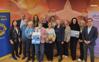 Gruppenfoto der Pressekonferenz zum Lions-Adventskalender 2026 im Arcadeon: Vertreterinnen und Vertreter der Förderprojekte mit Mitgliedern des Lions Clubs Hagen-Mark und dem Adventskalender